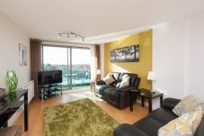 Apartment in Glasgow - Vantage Apartments - Clyde Street, River view with balcony